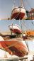 Het schip wordt geborgen na de stranding. Flinke schade, niet alleen door de standing maar ook door de berging.